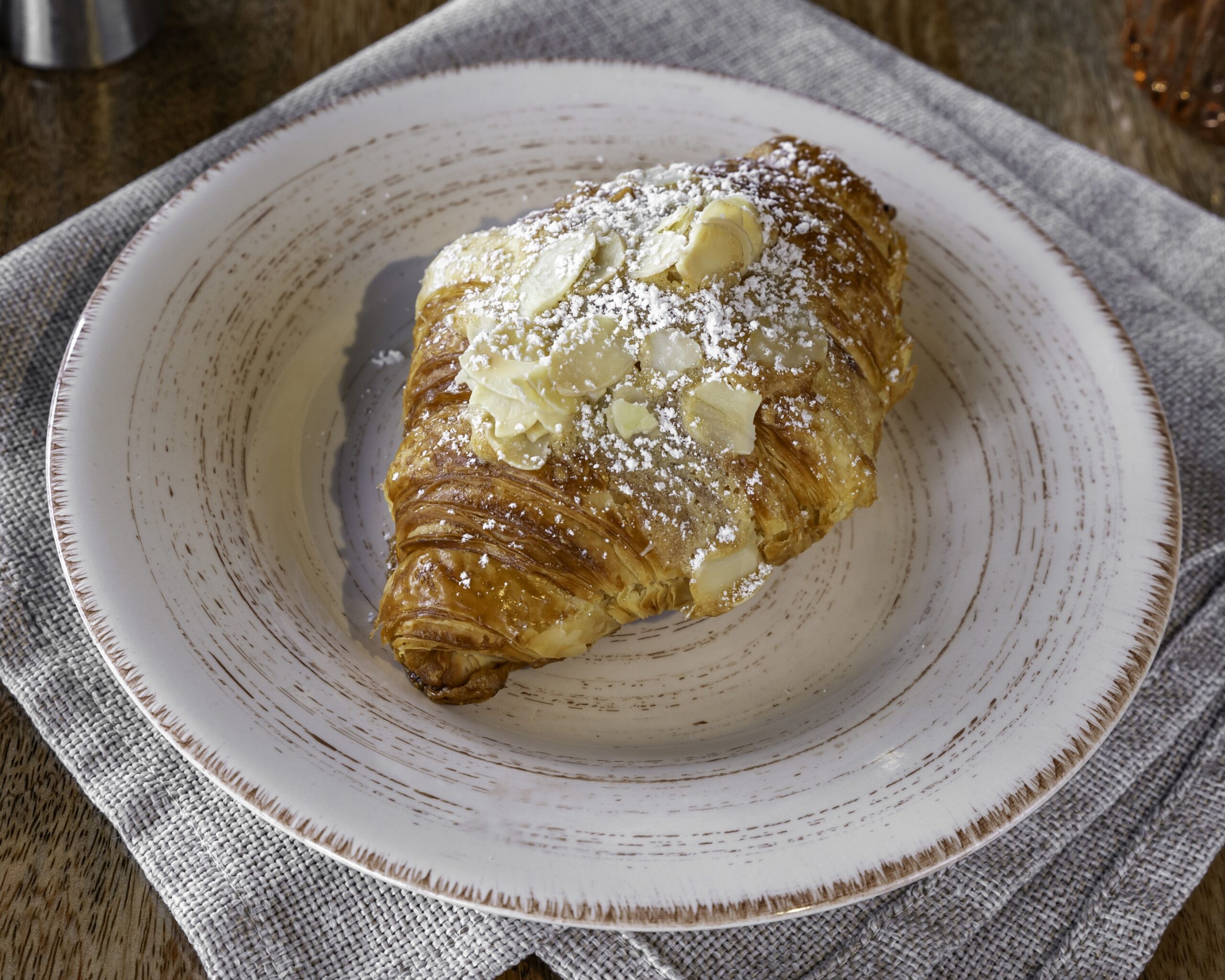 LeBayCafe_AlmondCroissant_2880x2304